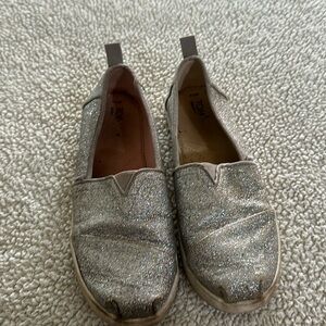 Silver Sparkle Toms 4Y